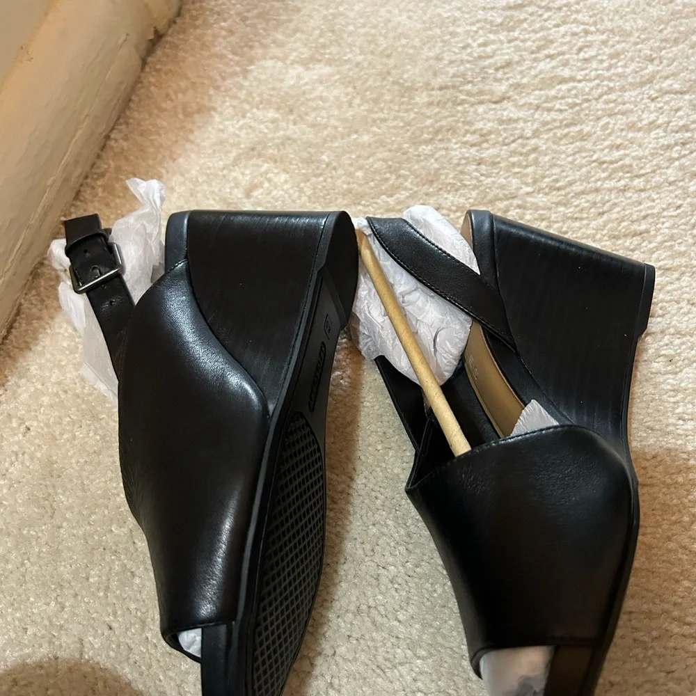 Aerosoles Wedge Shoe - Black Leather
